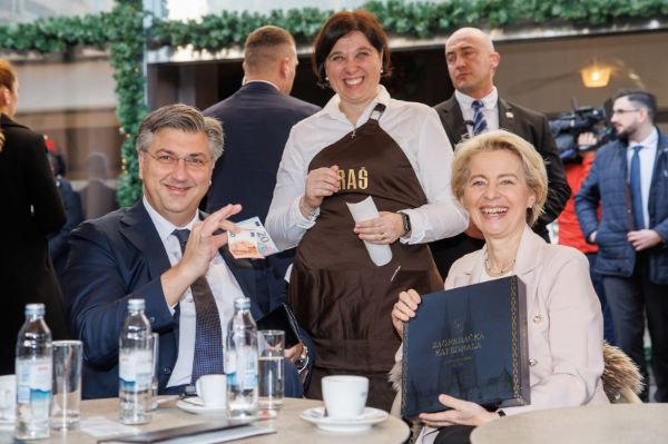 Kroatiens Premierminister Andrej Plenković und Kommissionspräsidentin Ursula von der Leyen bezahlen am 1. Jänner 2023 zum ersten Mal mit Euro