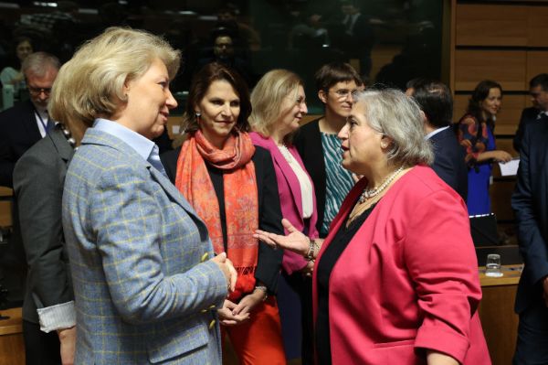 Von links nach rechts: Andreja Metelko-Zgombić (kroatische Staatssekretärin für europäische Angelegenheiten), Karoline Edtstadler (Europaministerin), Alexandra Papadopoulou (Stellvertretende Außenministerin von Griechenland)