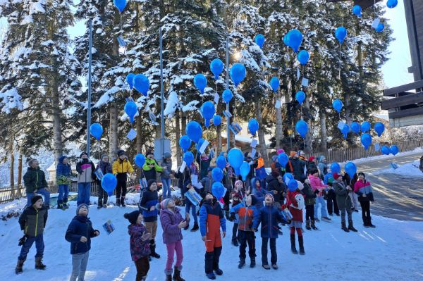 Kinder mit Luftballons beim 1. Goldegger EU-Bildungstag
