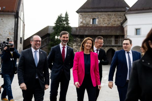 Außenminister Schallenberg mit vier weiteren Personen, zu Fuß im Freien