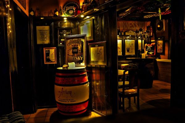 Eine Bar mit einem Whisky-Fass, dunkle Holzeinrichtung