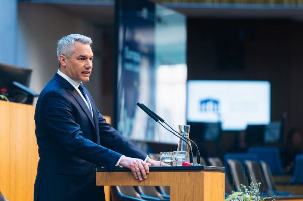 Bundeskanzler Karl Nehammer beim Festakt anlässlich des Europatages 2024 im Parlament