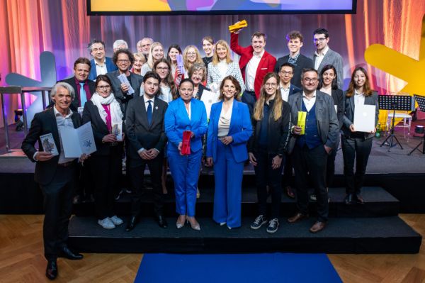 Bundesministerin Karoline Edtstadler mit den Gewinnerinnen und Gewinnern des Europa-Staatspreis 2024.