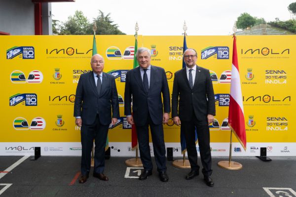 Außenminister Alexander Schallenberg bei einem Treffen mit dem italienischen Vizepremierminister und Außenminister Antonio Tajani und dem brasilianischen Außenminister Mauro Vieira in Imola.