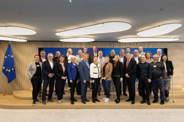 Gruppenfoto der Europa-Gemeinderätinnen und Europa-Gemeinderäte während der Brussel-Reise