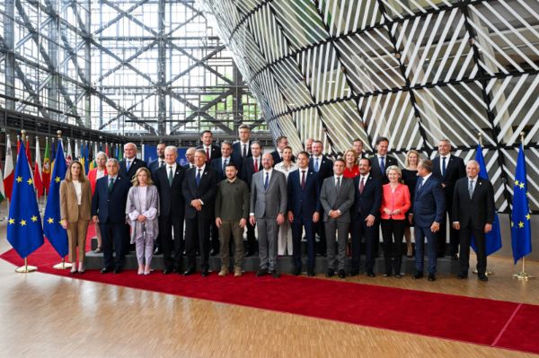 Staats- und Regierungschefs mit den EU-Spitzen beim Gruppenfoto in der Eingangshalle des EU-Parlaments