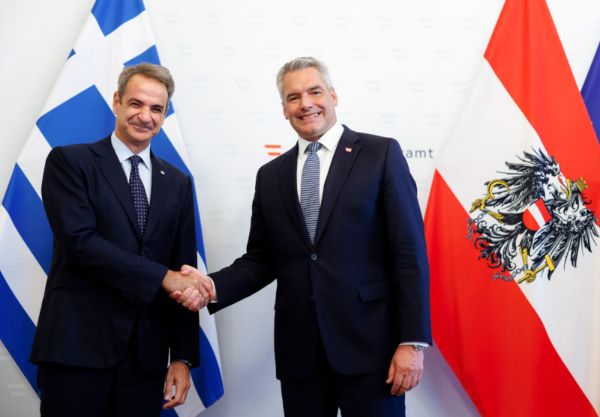 Bundeskanzler Karl Nehammer (r.) empfing den Premierminister der Hellenischen Republik Kyriakos Mitsotakis (l.)