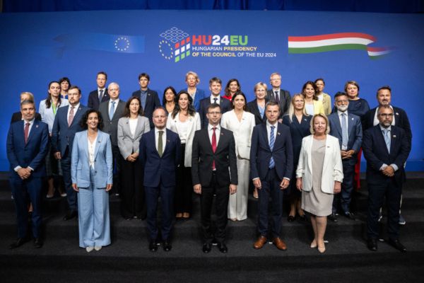 Ministerinnen und Minister der EU beim Gruppenfoto des Rats für Allgemeine Angelegenheiten
