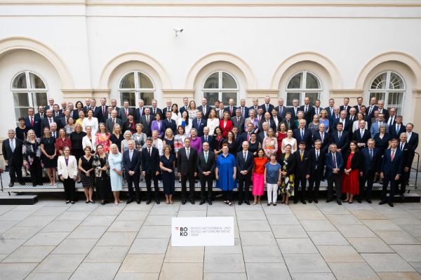 Gruppenfoto bei der Botschafterkonferenz in Wien - viele Menschen stehen zusammen im Freien vor dem Außenministerium