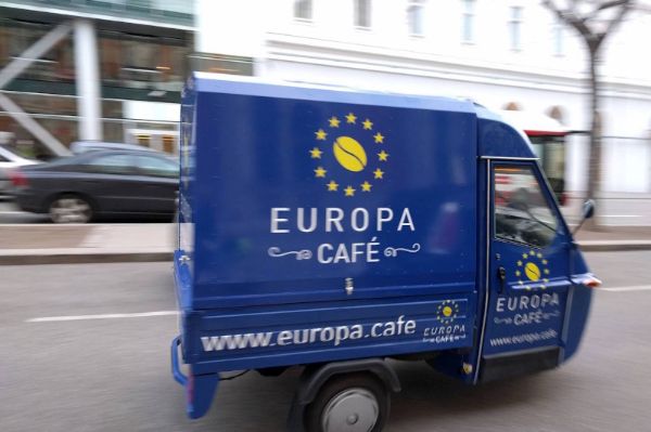 Bild der Europa-Café-Ape während sie auf einer Straße fährt
