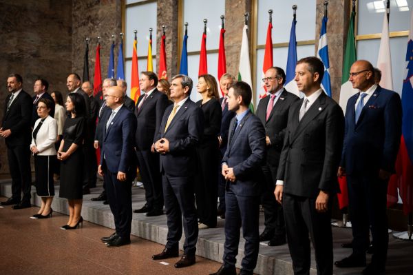 Foto: Außenminister Alexander Schallenberg mit seinen Amtskolleginnen und Amtskollegen beim Außenminister-Treffen des Berlin-Prozesses in Berlin.