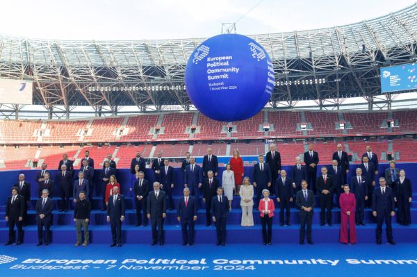 Gruppenfoto: Die Teilnehmerinnen und Teilnehmer des 5th European Political Community Summit in Budapest