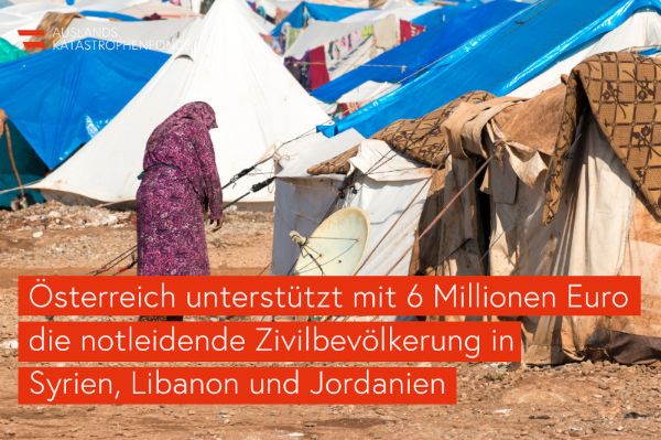 Eine Person steht in einem Zeltlager