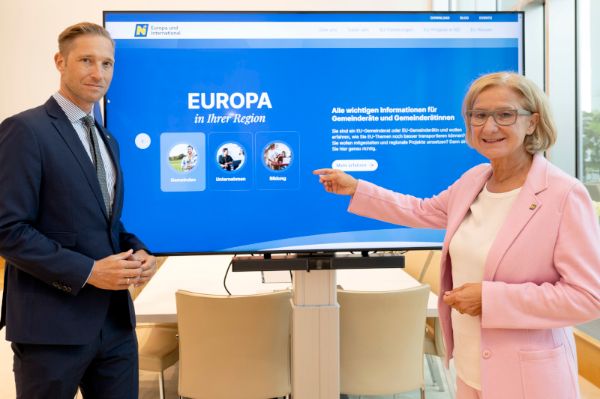 Die niederösterreichische Landeshauptfrau Johanna Mikl-Leitner zeigt mit ihrer Hand auf einen Monitor