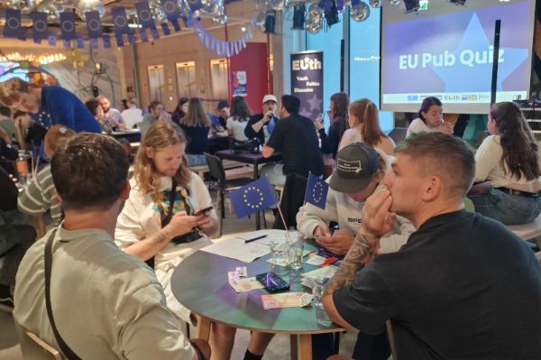Teilnehmerinnen und Teilnehmer beim EU-PubQuiz