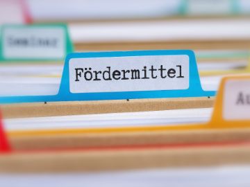 Aktenablage mit Schriftzug Fördermittel