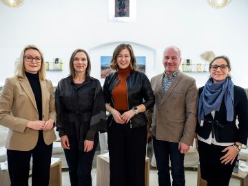 Bundesministerin Claudia Bauer (m.) mit Vortragenden an den Familienpolitischen Gesprächen