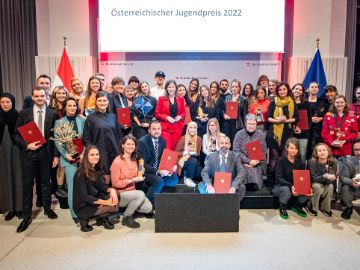 Gruppenfoto Preisträgerinnen und Preisträger Jugendpreises mit Staatssekretärin Plakolm
