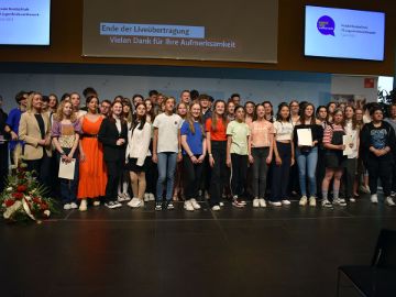 Gruppenbild mit allen Teilnehmenden des 70. Bundesjugendredewettbewerbs in Innsbruck