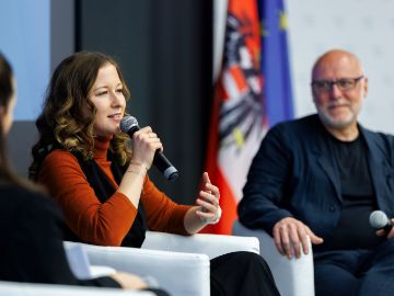 Am 5. April 2024 besuchte Staatssekretärin Claudia Plakolm (2.v.l.) eine Informationsveranstaltung zum Thema Gemeinnützigkeitspaket im Finanzministerium