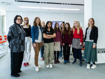 Am 25. April 2024 besuchte Staatssekretärin Claudia Plakolm (2.v.l.) einen Workshop im Rahmen des „Girls' Day 2024“.