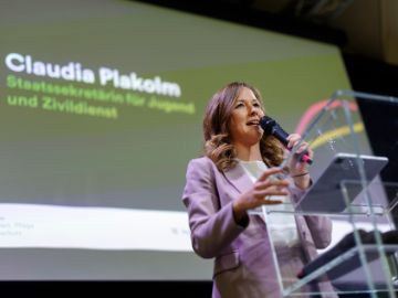 Am 4. Dezember 2023 nahm Bundeskanzler Karl Nehammer gemeinsam mit Bundesminister Johannes Rauch und Staatssekretärin Claudia Plakolm (im Bild) am 1. Staatspreis für freiwilliges und ehrenamtliches Engagement teil.