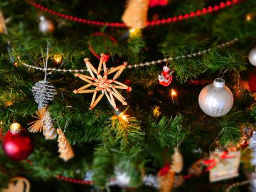 Nahaufnahme der Weihnachtsdekoration am Baum