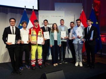 Am 5. September 2024 verlieh Staatssekretärin Claudia Plakolm (m.) die Auszeichnungen für die Zivildienerinnen und Zivildiener des Jahres 2024 im Rahmen einer Festveranstaltung in den Sofiensäle in Wien.