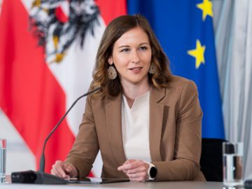 Am 2. Juli 2025 nahmen Bundesministerin Claudia Plakolm (im Bild), Bundesminister Christoph Wiederkehr und Bundesministerin Korinna Schumann am Pressefoyer nach dem Ministerrat teil.