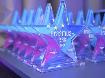 Bild der Erasmus+ und ESK Award Statuetten 