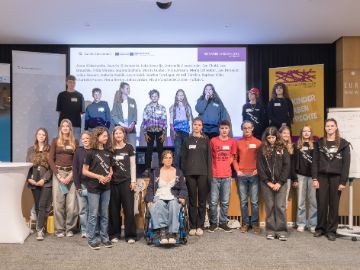 Gruppenbild 1. Österreichische Kinderrechte-Konferenz mit beteiligten jungen Menschen
