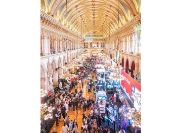 Halle mit Aussteller und Besucherinnen und Besucher der Game City aus der Vogelperspektive