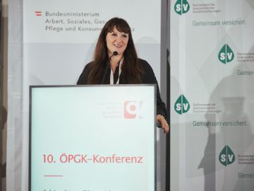 bOJA Geschäftsführung hinter Rednerpult 10. ÖPGK Konferenz
