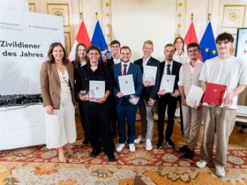 Am 23. September 2025 überreichte Bundesministerin Claudia Plakolm (l.) die Auszeichnungen für den Zivildiener des Jahres 2025 im Rahmen einer Festveranstaltung im Bundeskanzleramt.