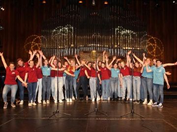 Jugendliche beim Jugendsingen auf der Bühne