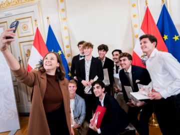 Am 8. September 2026 überreichte Bundesministerin Claudia Plakolm (l.) die Auszeichnungen für den Zivildiener des Jahres 2026 im Rahmen einer Festveranstaltung im Bundeskanzleramt.