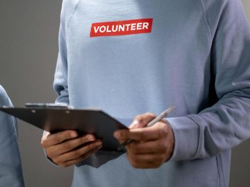 Person mit einem Clipboard